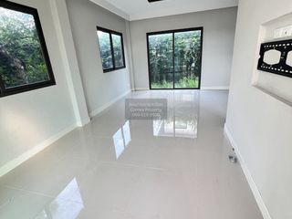 Casa adosada en venta de 3 habitaciones en Bang Khen, Bangkok
