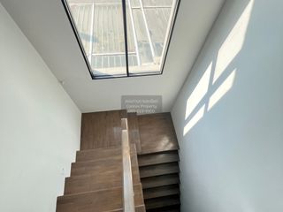 Casa adosada en venta de 3 habitaciones en Bang Khen, Bangkok