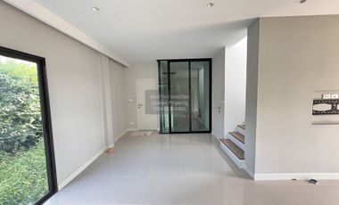 Casa adosada en venta de 3 habitaciones en Bang Khen, Bangkok