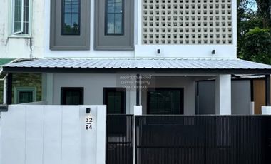 Reihenhaus zum Kauf mit 4 Zimmer in Mueang Phuket, Phuket