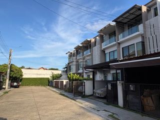 Casa adosada en venta de 3 habitaciones en Bang Khun Thian, Bangkok