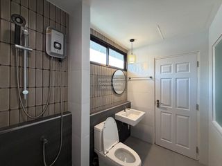 Casa adosada en venta de 3 habitaciones en Bang Khun Thian, Bangkok