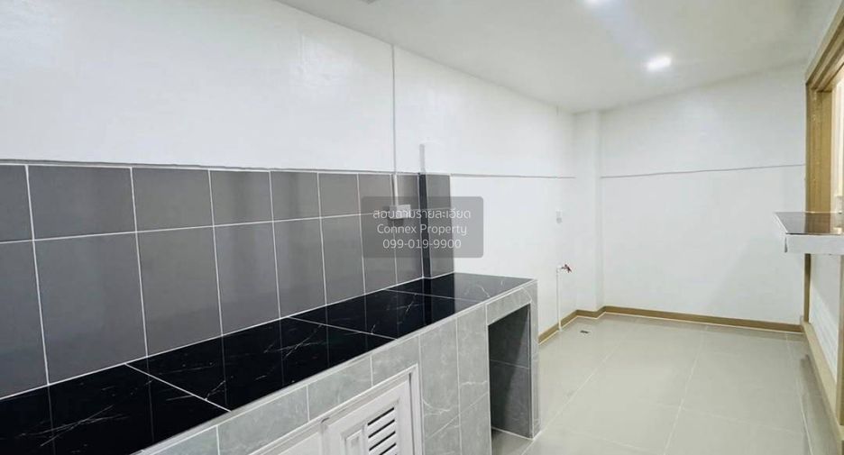 For sale 3 bedrooms townhouse in Mueang Samut Prakan, Samut Prakan