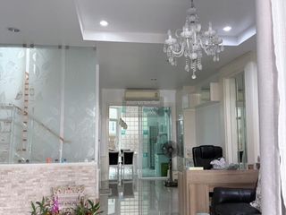 À vendre 3 chambres maison de ville à Phasi Charoen, Bangkok