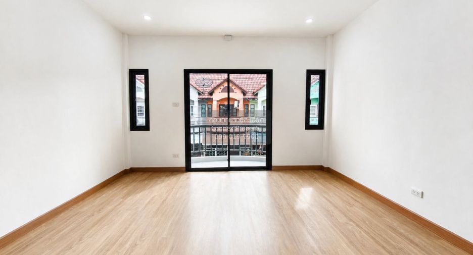 For sale 3 bedrooms townhouse in Krathum Baen, Samut Sakhon