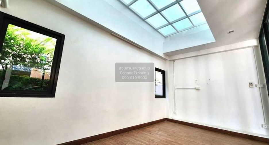 À vendre 1 chambre bureau à Huai Khwang, Bangkok