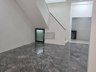 Casa adosada en venta de 3 habitaciones en Thung Khru, Bangkok