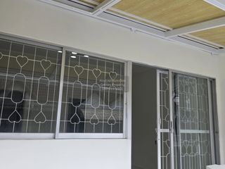 Casa adosada en venta de 3 habitaciones en Thung Khru, Bangkok