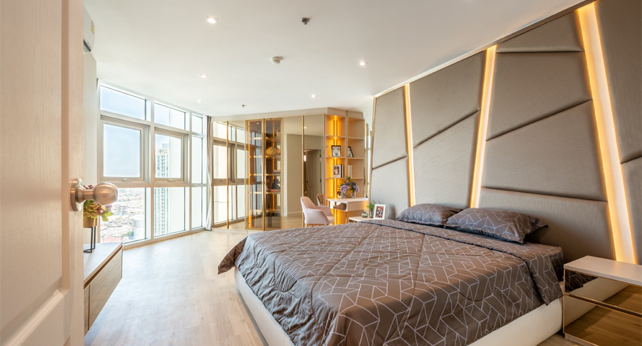 For sale 3 bedrooms condo in Huai Khwang, Bangkok