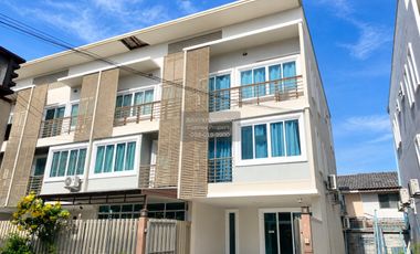 À louer 3 chambres maison de ville à Mueang Nonthaburi, Nonthaburi