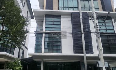 Casa adosada en alquiler de 3 habitaciones en Lat Phrao, Bangkok