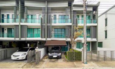 À louer 3 chambres maison de ville à Taling Chan, Bangkok