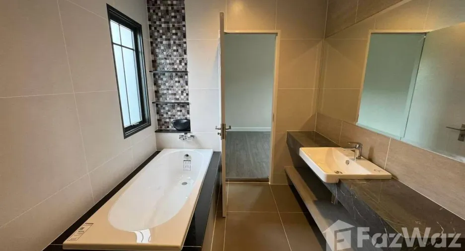 For sale 5 bedrooms house in Mueang Pathum Thani, Pathum Thani