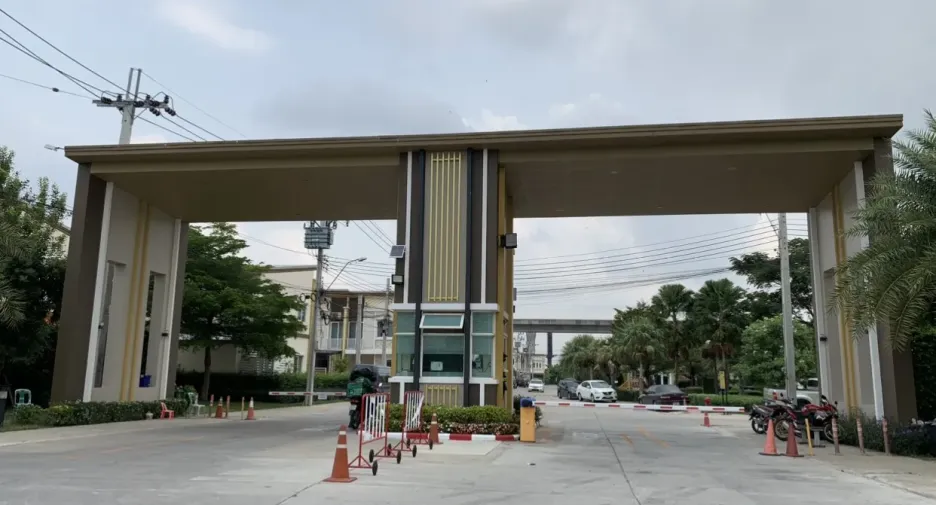 出售 和 出租 4 卧室 联排别墅 在 Lat Krabang, 曼谷