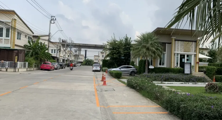 出售 和 出租 4 卧室 联排别墅 在 Lat Krabang, 曼谷