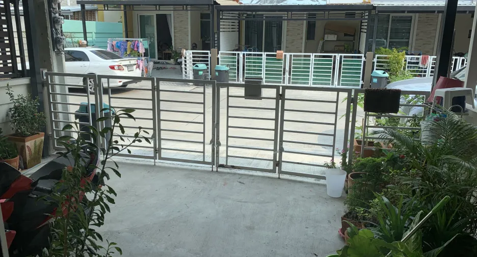 出售 和 出租 4 卧室 联排别墅 在 Lat Krabang, 曼谷