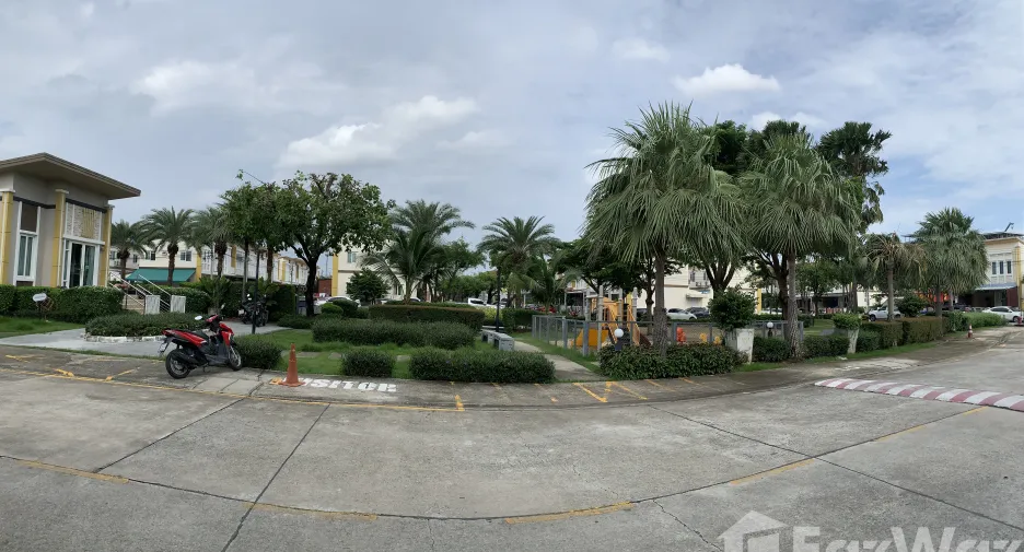 出售 和 出租 4 卧室 联排别墅 在 Lat Krabang, 曼谷