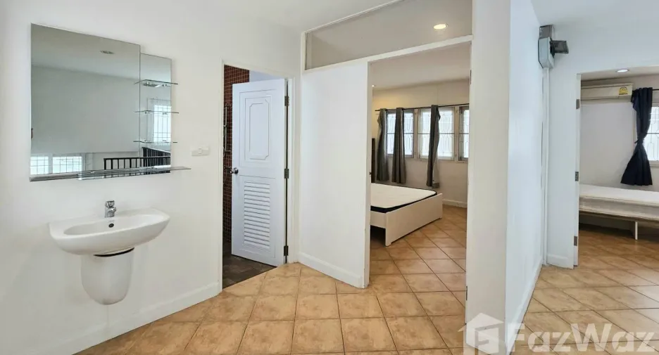 Haus zur Miete mit 3 Zimmer in Saphan Sung, Bangkok