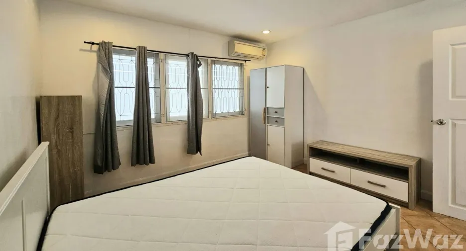 Haus zur Miete mit 3 Zimmer in Saphan Sung, Bangkok