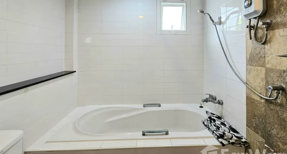 Haus zur Miete mit 3 Zimmer in Saphan Sung, Bangkok