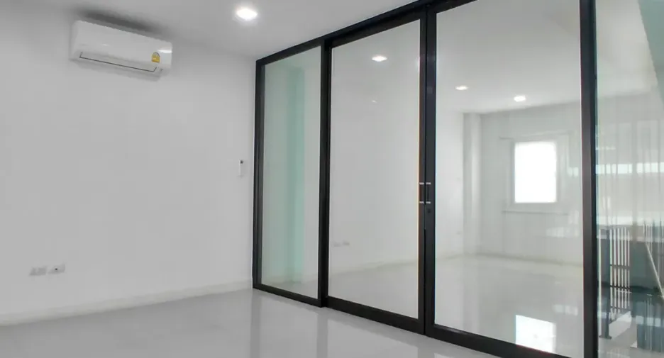 For rent 3 bedrooms townhouse in Chom Thong, Bangkok