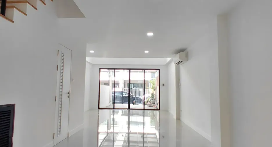 For rent 3 bedrooms townhouse in Chom Thong, Bangkok
