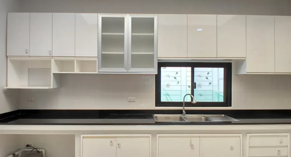 For rent 3 bedrooms townhouse in Chom Thong, Bangkok