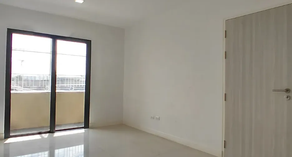 For rent 3 bedrooms townhouse in Chom Thong, Bangkok