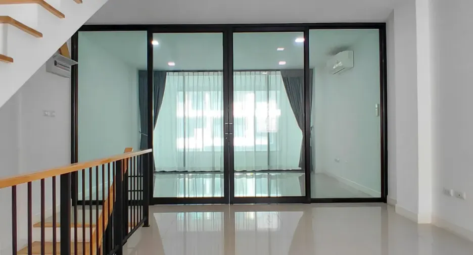 For rent 3 bedrooms townhouse in Chom Thong, Bangkok