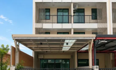 For rent 3 bedrooms townhouse in Chom Thong, Bangkok