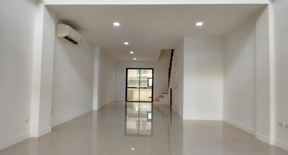 For rent 3 bedrooms townhouse in Chom Thong, Bangkok