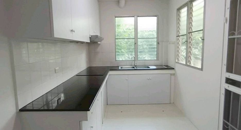 À vendre et à louer 4 chambres maison à Bang Sao Thong, Samut Prakan