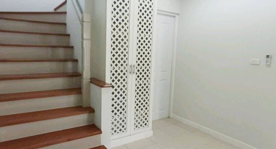 À vendre et à louer 4 chambres maison à Bang Sao Thong, Samut Prakan
