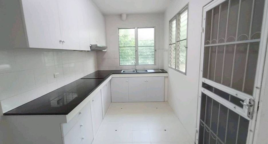 À vendre et à louer 4 chambres maison à Bang Sao Thong, Samut Prakan