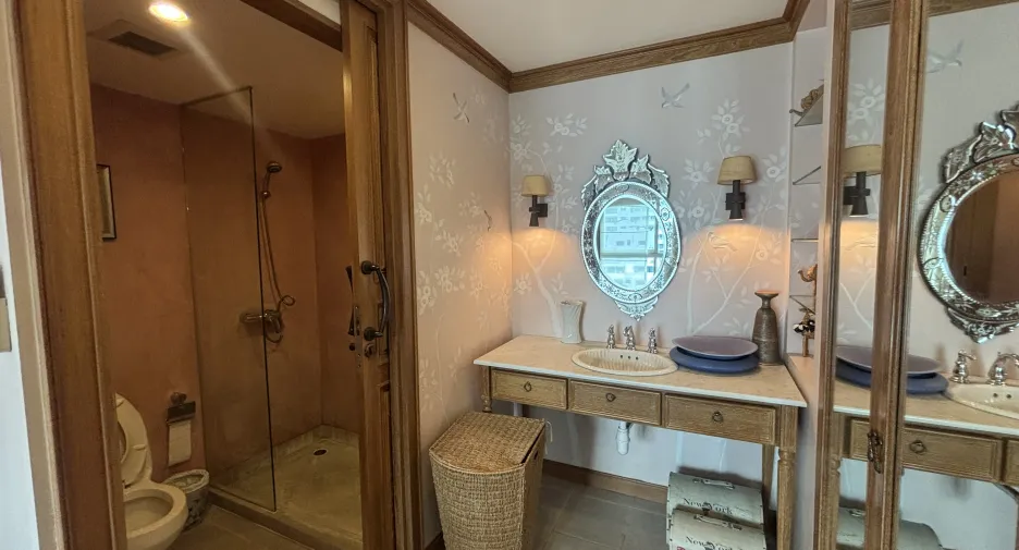 For sale 2 ベッドルーム condo in Pathum Wan, Bangkok
