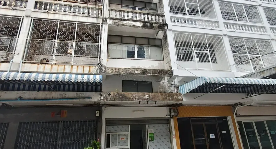 For rent 3 bedrooms retail Space in Khlong Toei, Bangkok