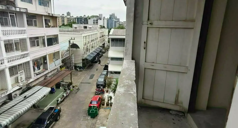 For rent 3 bedrooms retail Space in Khlong Toei, Bangkok
