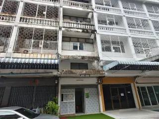 For rent 3 bedrooms retail Space in Khlong Toei, Bangkok