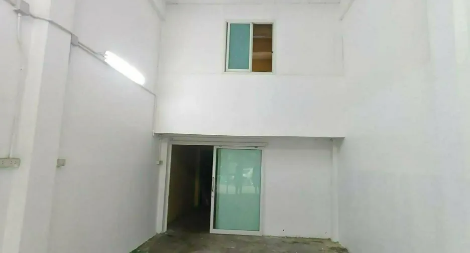 For rent 3 bedrooms retail Space in Khlong Toei, Bangkok