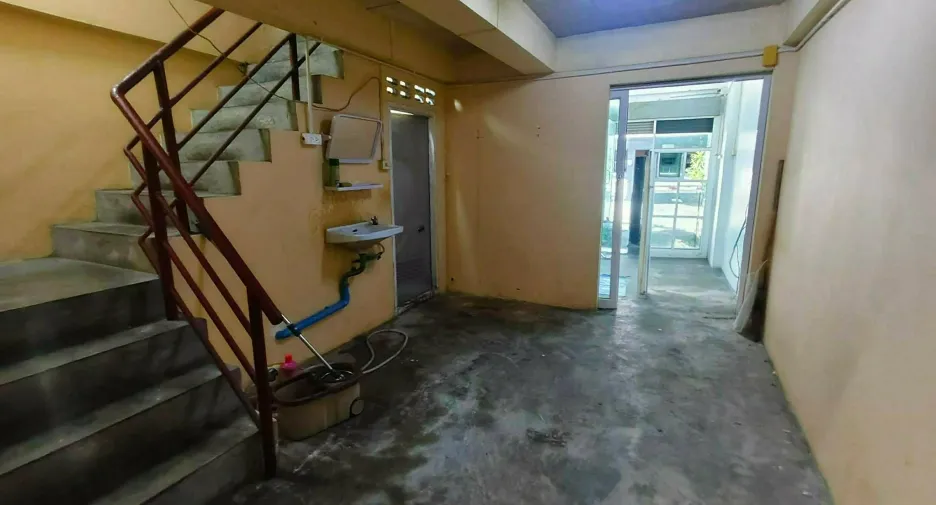 For rent 3 bedrooms retail Space in Khlong Toei, Bangkok