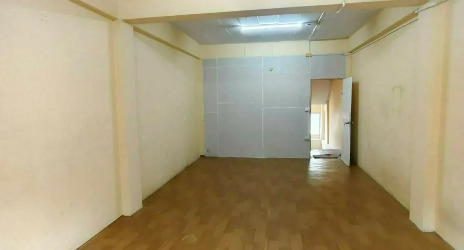 For rent 3 bedrooms retail Space in Khlong Toei, Bangkok