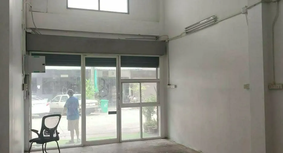 For rent 3 bedrooms retail Space in Khlong Toei, Bangkok