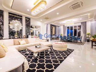 Casa en venta de 7 habitaciones en Bang Lamung, Chonburi