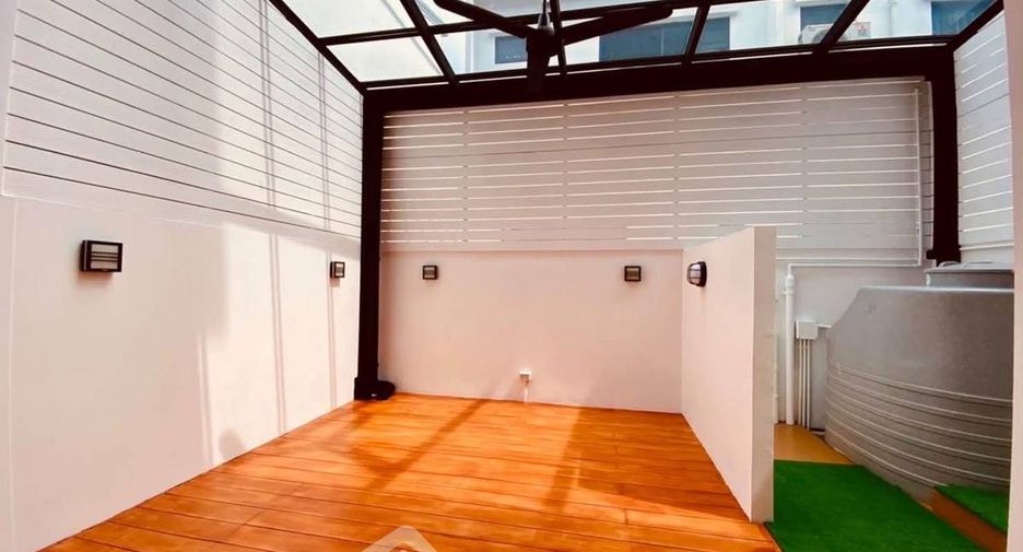 For rent そして for sale 3 ベッドルーム townhouse in Lat Phrao, Bangkok