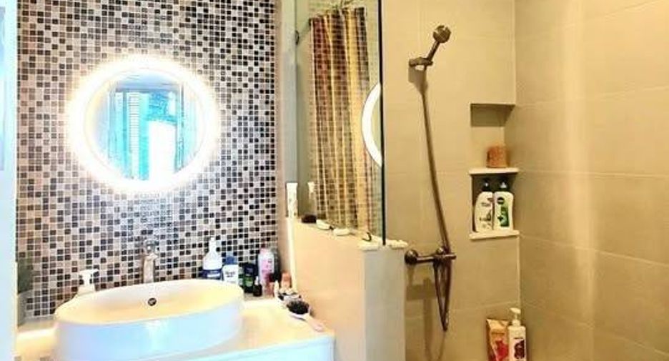 For sale 2 ベッドルーム condo in Phra Khanong, Bangkok