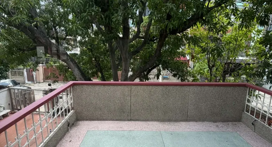 For sale and for rent 2 bedrooms retail Space in Watthana, Bangkok