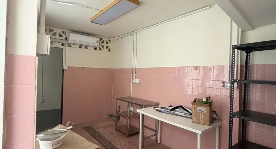 For sale and for rent 2 bedrooms retail Space in Watthana, Bangkok