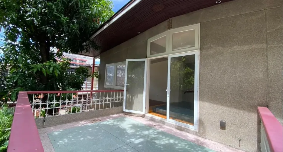 For sale and for rent 2 bedrooms retail Space in Watthana, Bangkok