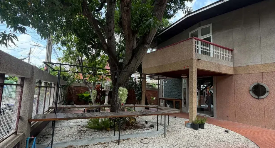 For sale and for rent 2 bedrooms retail Space in Watthana, Bangkok
