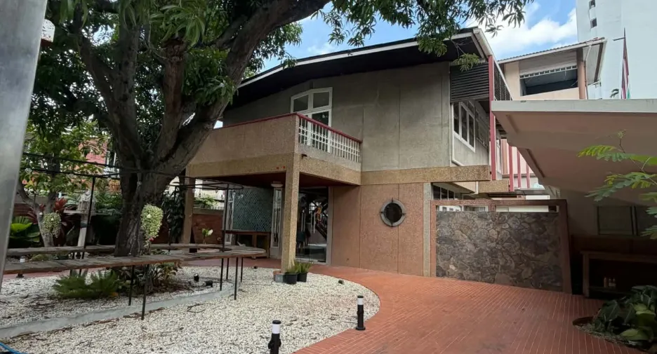 For sale and for rent 2 bedrooms retail Space in Watthana, Bangkok